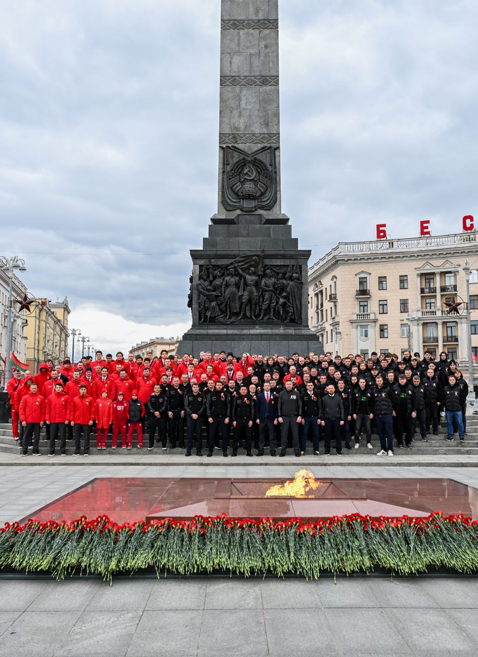 Сборная «Россия 25» возложила цветы к Вечному огню у монумента Победы в Минске В совместной с представителями Федерации хоккея Белоруссии церемонии приняли участие хоккеисты, тренерский штаб и персонал национальной команды. Завтра россияне в четвертый раз по ходу майского турне встретятся с белорусами.