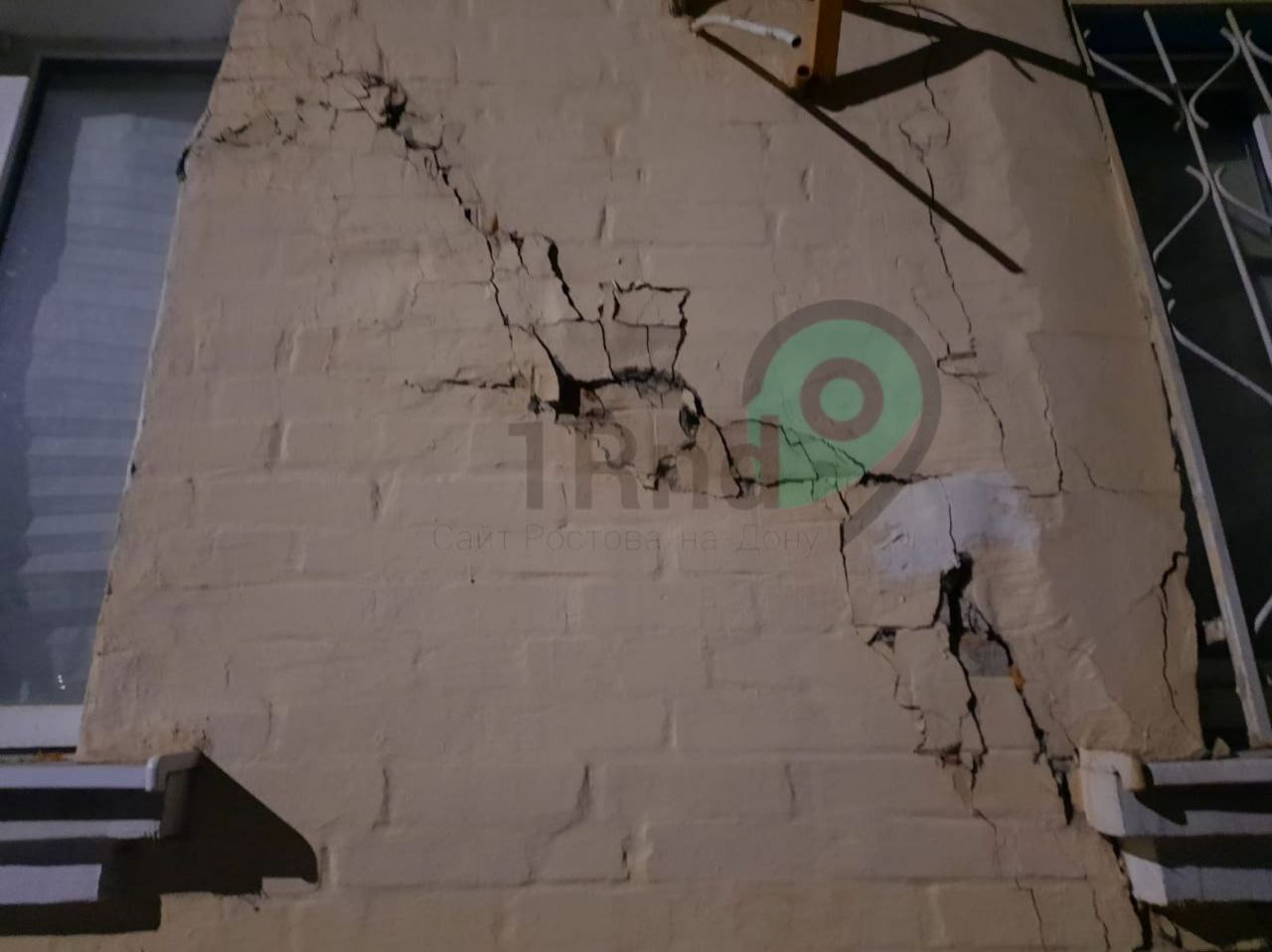 Дом с трещиной на Ивановского в Ростове планируют признать аварийным и подлежащим сносу 1 октября жителей 3 го подъезда дома на Ивановского 34 эвакуировали из за сквозной трещины на доме Ростовчанам предоставили маневренный фонд для жилья В течение месяца проводилась экспертиза которая оценивала состояние дома Накануне 7 ноября жители наконец узнали судьбу здания Корреспондент 1Rnd побывал на встрече жильцов с главой администрации Октябрьского района Бебури Месхи и узнал что ждет ростовчан Подпишись на 1Rnd в МАХ Написать в редакцию