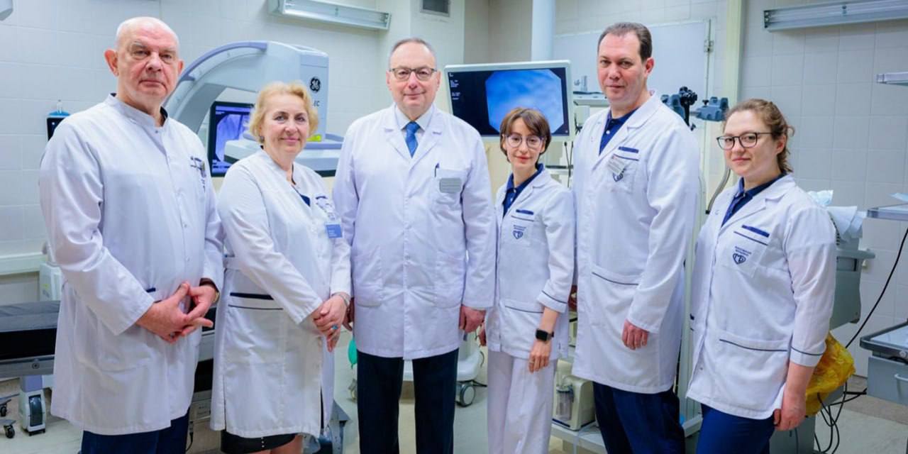 Научные проекты медорганизаций Москвы получат грантовую поддержку В их числе уникальные стенты в которые встроены капсулы с препаратами Они имплантируются в желчные протоки пациента постепенно высвобождая лекарства В столице определили победителей грантовой программы по поддержке научных команд в городских медицинских организациях Среди них 35 разработок Об этом Сергей Собянин сообщил в своем телеграм канале Среди них передовые биотехнологические разработки для решения сложных задач в онкологии кардиологии и регенеративной медицине уточнил Мэр Москвы