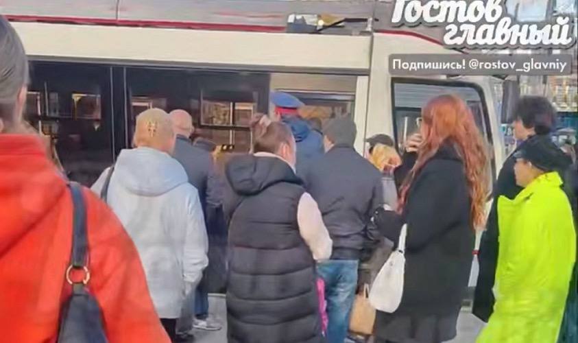 В Ростове неизвестный зарезал пассажира трамвая рядом с ж д вокзалом В Ростове неизвестный зарезал мужчину в трамвае 1 Произошло это рядом с железнодорожным вокзалом днем 13 ноября сообщает Telegram канал Ростов Главный Ударов было очень много На месте Росгвардия казаки скорая человек был еще жив говорится в сообщении На момент публикации официальных комментариев от правоохранительных органов не поступало Подпишись на 1Rnd в МАХ Написать в редакцию