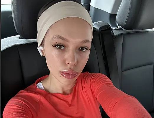 Инстасамка обвинила Дору и Мэйби Бэйби в том, что они «против нашей страны»  Певица Инстасамка  Дарья Зотеева  осудила выступления Мэйби Бэйби  Виктория Лысюк  и Доры  Дарья Шиханова  на Дне молодежи и обвинила их в антироссийской позиции. Об этом она написала в своем телеграм-канале.  Инстасамка считает, что Дора виновата «в действиях против нашей страны» из-за каверов на треки рэпера Face  Иван Дрёмин  и группы «Валентин Стрыкало». По мнению Инстасамки, эти исполнители «занимаются угнетением нашей страны».  «Что ж ты тогда выступаешь тут перед этими людьми? А, птичка? Зачем ты едешь выступать на день города в городах нашей страны, если ты против нашей страны? Вам не кажется, что это лицемерие? Я помню, как ты кривила рожу, когда наши ребята поднимали русский флаг на твоем концерте», — написала она про Дору.  Мэйби Бэйби, по мнению Инстасамки, «под соусом свободы» пропагандирует в треках наркотики, а несколько лет назад ее охрана «выводила из зала ребят, которые кричали „РО-ССИ-Я“» на концертах.  Дора ответила на обвинения. «Упомянутые каверы были выложены 8 лет назад, когда мне было 17 лет, я училась в 11 классе и не начинала профессиональную карьеру. Эти записи не входят в мои альбомы, они были выложены под ником Mental Affection в 2017», — написала она.  В мае 2023 года глава «Лиги безопасного интернета» Екатерина Мизулина сообщила, что певиц Инстасамку и Хоффманиту  Анна Михеева  проверяют на предмет «пропаганды наркотиков», из-за чего обе исполнительницы столкнулись с отменой концертов. В конце мая Мизулина опубликовала совместные с ними фотографии и заявила, что певицы пообещали удалить треки с «опасной информацией».  На первом фото Инстасамка, на втором Дора. Источник: соцсети