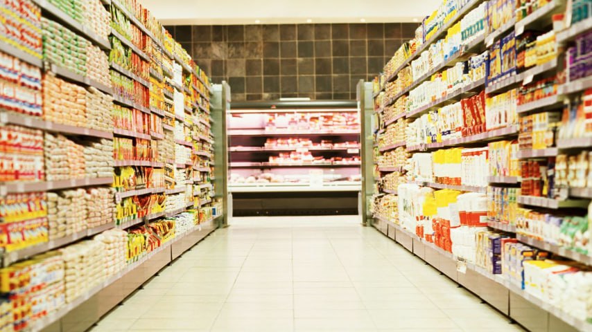 Центробанк: продукты питания на Кубани подорожали на 15% за год Стоимость продуктов питания в Краснодарском крае в марте 2025 года подорожала на 14,6% по сравнению с аналогичным периодом 2024 года. При этом цены в сравнении с февралем 2025 года выросли на 1,3%. Рост стоимости услуг за год составил 12,2%, а за месяц — 1,4%. Менее всего подорожали непродовольственные товары на 5,1% , если сравнивать март 2025 года с мартом 2024 года.