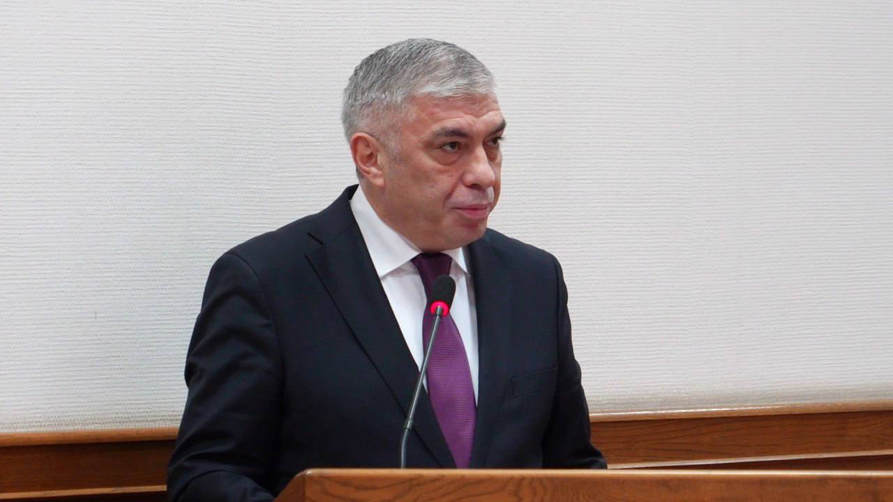 Управление культуры Махачкалы представило программу главных городских новогодних мероприятий Начальник Управления культуры Фарид Абалаев доложил о ключевых событиях праздничной программы которая развернётся в столице Дагестана с 25 декабря по 11 января Торжественное открытие и поздравления 25 декабря 17 00 Торжественное открытие главной городской ёлки на центральной площади 31 декабря 23 30 Прямая трансляция новогодних обращений Президента России Владимира Путина Главы Дагестана Сергея Меликова и Главы Махачкалы Джамбулата Салавова Программа на центральной площади  С 25 декабря на главной площади города ежедневно будут проходить различные события  Концерты юных талантов С Новым годом Махачкала Время 25 30 декабря 2 3 января в 16 00 25 11 января в 17 00 Участники Солисты Детской филармонии и воспитанники школ искусств города  Детские театрализованные представления Новогодний бал со сказочными персонажами Время 25 30 декабря 2 3 января в 17 00 25 11 января в 16 00  Гала концерт С Новым годом Дагестан Формат Ежедневные выступления звёзд дагестанской эстрады Зайнаб Махаева Кристина Рашид Багатаев и др в сопровождении ведущих танцевальных коллективов республики  Вечерние музыкальные программы Новогодний микс Выступления популярных диджеев с электронной музыкой Новогодний калейдоскоп Трансляция хитов российской эстрады  Специальные проекты Трансляция мюзикла Показ первого дагестанского детского мюзикла Новогодние приключения Маги и Пати с участием более 300 юных артистов Мультфильмы Демонстрация лучших советских и российских анимационных фильмов на большом экране  Интерактивные арт объекты и шествие Новогодняя ярмарка Торговые ряды с сувенирами игрушками кондитерскими изделиями и фермерской продукцией Новогодний лес Тематическое световое оформление площади превращающее её в сказочное пространство Шествие Деда Мороза 30 декабря в 12 00 праздничная карета с Дедом Морозом и Снегурочкой проедет по центральным улицам города маршрут пл Ленина пр Р Гамзатова ул Ярагского пр Шамиля ул Акушинского ул М Гаджиева Университетская площадь ул Советская ул Дзержинского  Отдельные праздничные мероприятия также запланированы в пригородных посёлках и в учреждениях подведомственных управлениям культуры и образования Махачкалы Мэрия Махачкалы MAX