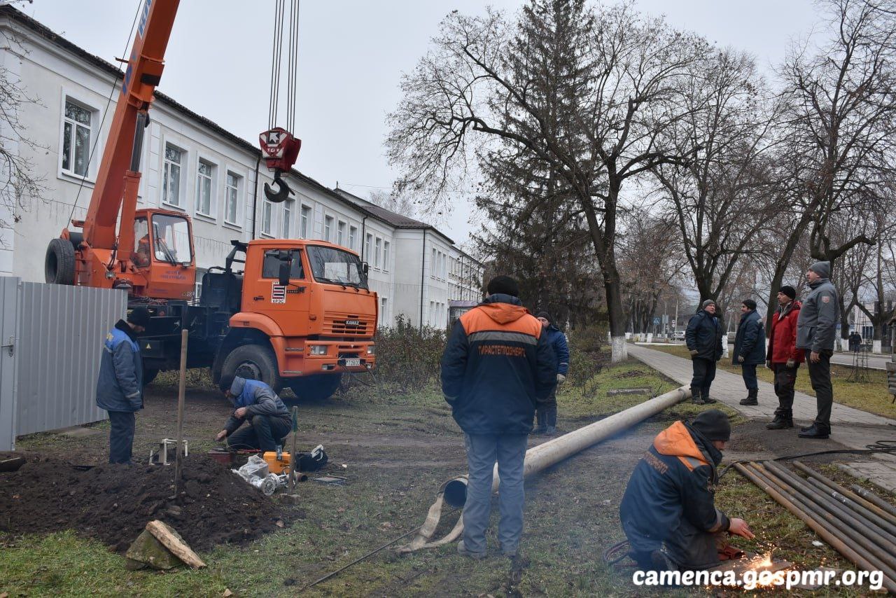 Во второй городской школе завершается установка модульной котельной  Данная котельная может работать на дровах и угле. Она была приобретена государственной администрацией за счёт резервного фонда Правительства. Изначально котельную планировалось разместить в гостинице СДЮШОР, где на период ЧП в экономике был развёрнут пункт временного размещения граждан. Но так как с 1 января в пункт временного размещения граждан никто не обратился, руководством района было принято решение подключить модульную котельную к системе отопления второй городской школы – самой большой в районе. В школе обучаются 642 ребёнка  это 40% всех учеников района .  Сегодня специалисты коммунальных служб завершают работы по обвязке котла и монтажу теплотрассы. Планируется, что уже завтра новая котельная будет запущена в эксплуатацию. Отапливать будут один из двух корпусов школы. После достижения комфортной температуры в учебных классах  18-20 градусов  школьники смогут вернуться за парты. Учебный процесс будет организован в две смены.