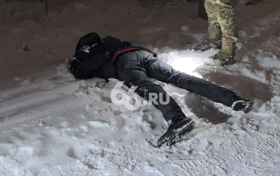 С тремя самодельными бомбами задержали прохожего около юридического университета При патрулировании Эльмаша полицейские поймали 22 летнего молодого человека около Уральского юридического института МВД России сообщил источник 66 RU в правоохранительных органах Начальник пресс службы ГУ МВД по Свердловской области Валерий Горелых подтвердил факт задержания Он уточнил что молодой человек приехал в Екатеринбург из другого региона Сейчас обвиняемый находится в СИЗО По словам собеседника в рюкзаке у молодого человека нашли три самодельных взрывных устройства Против него возбудили дело о покушении на теракт Ему грозит до 11 лет колонии Новости из Екатеринбурга