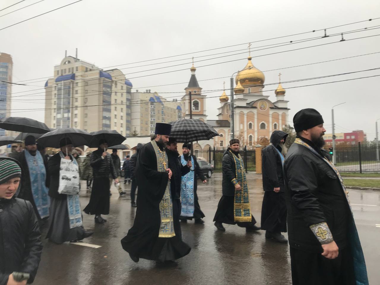 4 ноября в Орле пройдет общегородской Крестный ход В честь Казанской иконы Божией Матери в День народного единства орловчане пройдут Крестным ходом по центру города Мероприятие пройдет по благословению митрополита Орловского и Болховского Тихона сообщает сайт Орловской митрополии Начнется всё в 9 00 с Божественной литургии в гарнизонном храме Казанской иконы Божией Матери которую возглавит Владыка Тихон После богослужения в 11 00 будет организовано праздничное представление и общая трапеза А сам Крестный ход начнется в 12 00 Маршрут проложен от Казанского храма по Наугорскому шоссе до Сквера воинов интернационалистов В завершающей точке маршрута митрополит Тихон совершит молебен о всех погибших воинах защитниках Отечества 0 Perviy Oblastnoi Мы в МАХ
