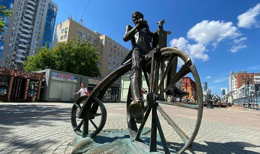 День в истории 27 сентября 1801 года Александру I был представлен первый в мире велосипед Изобретателем первого в мире двухколесного велосипеда был уроженец Прикамской земли Ефим Михеевич Артамонов крепостной Пожвинского завода Велосипед построенный на Нижнетагильском заводе был железным имел вид двухколесной тележки с педальным приводом на переднее колесо и рулем а переднее колесо было почти в три раза больше заднего Колеса расположенные одно за другим скреплялись изогнутой металлической рамкой Велосипед приводился в движение ногами путем поочередного нажима на педали которые сидели на оси переднего колеса Мы в Max АиФ Краснодарский край в ТГ