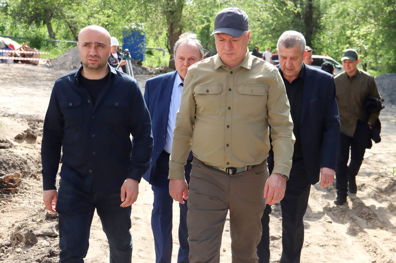 Также проверил ход восстановления многоквартирного дома в квартале Ватутина, возвращение в который после лета ждут 64 семьи. В завершении провели с Главой ЛНР Леонидом Пасечником и Председателем Правительства ЛНР Егором Ковальчуком совещание по развитию региона. Могу с удовлетворением сказать, что республика со всеми поставленными задачами справляется. Это говорит о системной и командной работе, которая и в дальнейшем позволит реализовывать намеченные планы по доведению в ЛНР уровня жизни до среднероссийского. многоквартирного дома в квартале Ватутина, возвращение в который после лета ждут 64 семьи. В завершении провели с Главой ЛНР Леонидом Пасечником и Председателем Правительства ЛНР Егором Ковальчуком совещание по развитию региона. Могу с удовлетворением сказать, что республика со всеми поставленными задачами справляется. Это говорит о системной и командной работе, которая и в дальнейшем позволит реализовывать намеченные планы по доведению в ЛНР уровня жизни до среднероссийского.