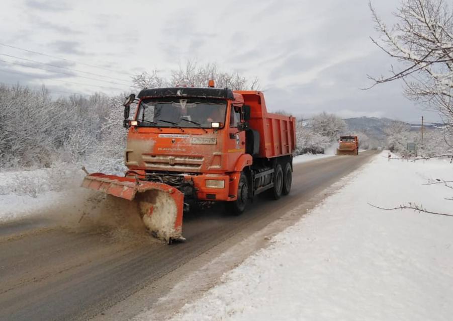 Уважаемые севастопольцы В городе наблюдается резкое похолодание на дорогах возможен гололёд Водителям на летней резине настоятельно рекомендую воздержаться от поездок во избежание дорожно транспортных происшествий В случае появления гололеда на дорогах спецтехника Севавтодора начнет работу по распределению противогололедного материала Отмечу в этом году заготовлено более 5000 тон противогололедных материалов Распределены на дежурство по городу 15 комбинированных дорожных машин 7 самосвалов тракторы и погрузчики Для оперативного реагирования на изменения погоды и передачи данных о состоянии дорог в диспетчерскую службу работает 12 метеостанций по всему городу При обнаружении гололедицы на автомобильных дорогах горожане могут обращаться в круглосуточную диспетчерскую службу Севавтодора по телефонам 7 8692 45 56 72 или 7 979 024 00 17