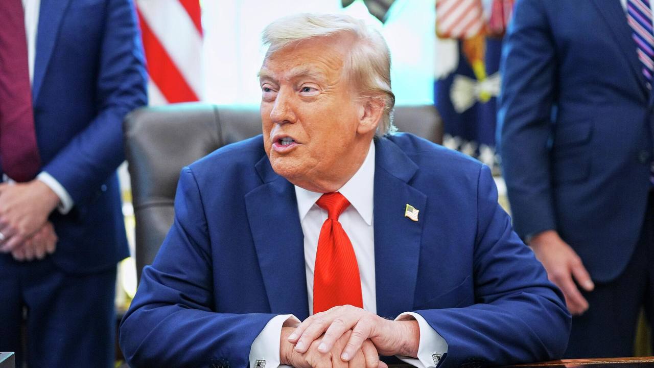 Популярность Трампа упала до рекордного минимума из за роста стоимости жизни в США Лишь 40 американцев одобряют деятельность президента это на 2 меньше чем неделей ранее показал новый опрос Reuters Ipsos При этом 57 респондентов заявили что однозначно не поддерживают Трампа Для сравнения минимальный рейтинг экс президента Джо Байдена составлял 36 этот показатель зафиксировали в мае 2024 года Главная причина падения рейтинга недовольство ростом расходов и инфляцией 63 опрошенных негативно оценивают меры Белого дома по борьбе с повышением цен По данным Reuters инфляция в США снова ускорилась несмотря на ослабление рынка труда что вынудило Федрезерв снизить ключевую ставку kursivm kursiv news