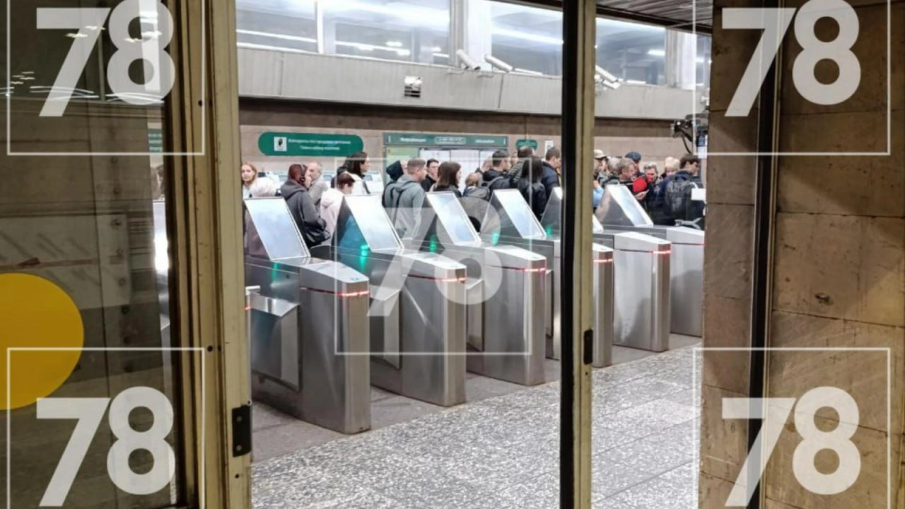Массовый сбой при оплате проезда произошёл в метро Петербурга Проблемы с оплатой в метро возникли рано утром 4 сентября Очевидцы сообщали что в Рыбацком Девяткино на проспекте Ветеранов и улице Дыбенко на турникетах не считывались карты В результате людей пускали в метро бесплатно По информации источника 78 ru сбой произошёл на всех станциях метрополитена Что стало причиной сбоя пока что неизвестно Сейчас проблему постепенно устраняют оплата картами вновь заработала на нескольких станциях 78 ru Подписаться на DP RU