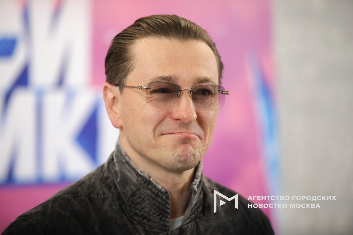 Суд в Москве удовлетворил иск актера Сергея Безрукова к ИП Соболевской К О которая на маркетплейсах продавала Карнавальные маски на лицо СЕРГЕЙ БЕЗРУКОВ а также тканевые маски с изображением лица артиста Предприниматель Кристина Соболевская обязана удалить из объявлений персональные данные Безрукова имя фамилию и изображение а также выплатить ему компенсацию морального вреда в размере 200 тысяч рублей и судебные расходы Подпишись на Агентство Москва