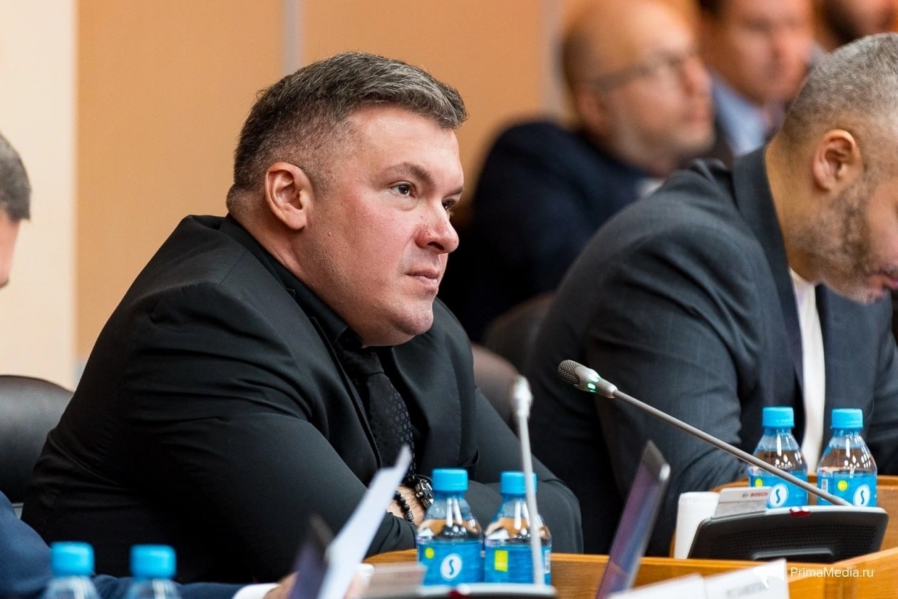 ЛДПР начала подготовку к выборам-2026 в Приморье со смены лидера Координатором ЛДПР в Приморском крае стал экс-депутат Госдумы, глава продовольственного комитета Заксобрания региона Андрей Андрейченко, возглавлявший отделение в 2016 году. Избрание состоялось на партийной конференции в минувшие выходные. Новый лидер либерал-демократов заявил ИА PrimaMedia, что этим решением дан старт избирательной кампании 2026 года: на выборах нового созыва краевого парламента ЛДПР рассчитывает получить второе место и в идеале сформировать вторую по числу мест фракцию, подвинув КПРФ. Эксперт считает, что результат партии Леонида Слуцкого будет зависеть от многих факторов и, прежде всего, способности договариваться. "Последние три года наблюдается стабильный рост членов партии, по социологии мы сейчас стабильно на втором месте. Минимум планируем получить четыре места, максимум — 12 своих депутатов", — поделился планами новый лидер приморских "соколов Слуцкого". PrimaMedia Прислать новость