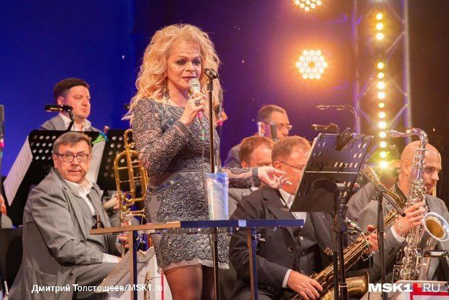 Долина вместо суда сегодня выступит на Главном новогоднем концерте в Москве Это нам подтвердил ее концертный директор Сергей Пудовкин На сайте мероприятия впрочем нет упоминания Долиной среди основного пула артистов Лепса Киркорова Алсу и прочих Рабочий график артистки по словам Пудовкина не менялся ни в сторону увеличения ни в сторону уменьшения Долина пела на Песне года на премии Герои спорта на концерте к 100 летию композитора Шаинского давала сольный концерт в Наро Фоминске Со своей стороны понимаю издания которое публикуют информацию из своей головы Не очень профессионально но уверен хорошие просмотры иронично прокомментировал Пудовкин информацию об отмене концертов Telegram Все каналы Фонтанки Max