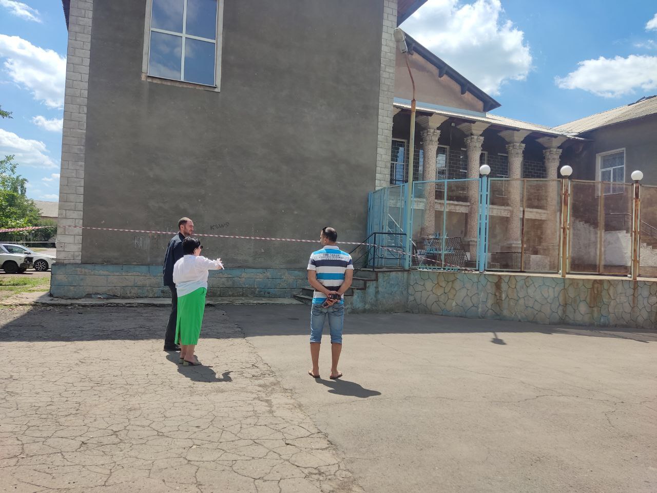По поручению Главы городского округа Андрея Рубанцова заместитель Главы Ольга Орлова посетила Дворец культуры им. Горького в пгт Ясеновский, где в настоящее время проводится текущий ремонт кровли.   В ходе визита Ольга Орлова пообщалась с подрядчиками и оценила качество выполнения ремонта. На сегодняшний день специалистами демонтированы старые кровельные покрытия, проведена подготовка основания.  "Важно своевременно и добросовестно выполнить все этапы восстановления кровли, для того чтобы обеспечить безопасность и комфорт посетителей культурного учреждения" - отметила Ольга Орлова.   Ремонт кровли проводится в рамках государственной программы Российской Федерации по развитию культуры. Из бюджета Луганской Народной Республики для муниципальных образований Правительством Российской Федерации была выделена субсидия на 2025 год.