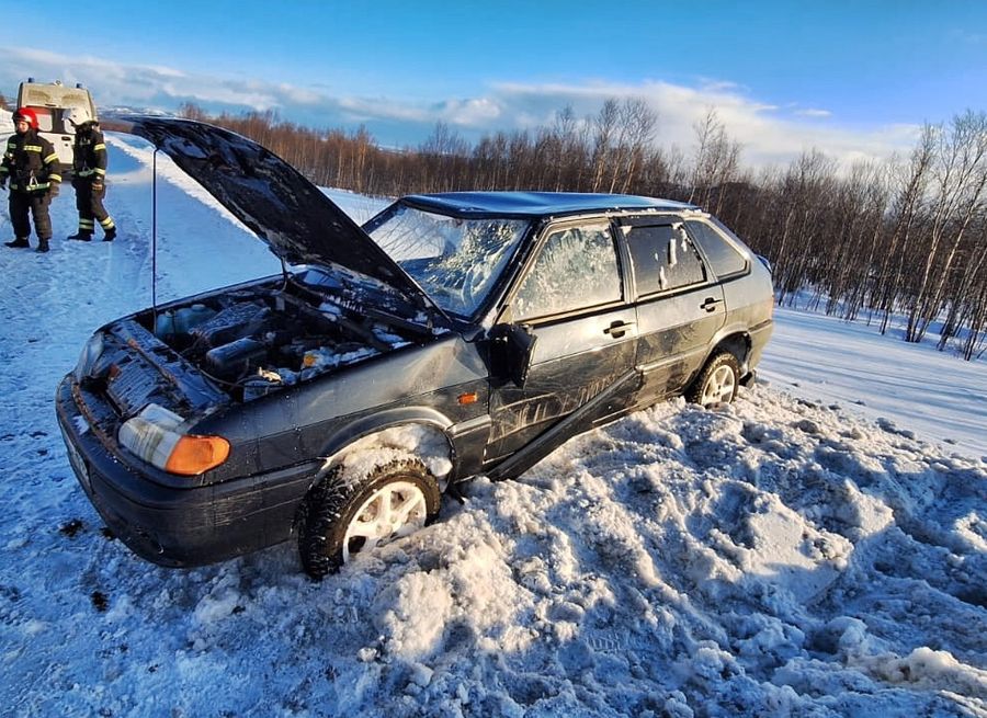 Автоледи чудом избежала травм во время ДТП на 1534 км автодороги  Р-21 «Кола»  Сегодня примерно в 12:35 в Печенгском районе в кювет с последующим переворотом улетел автомобиль ВАЗ 2114. Когда спасатели прибыли на помощь, то выяснили, что автоледи, сидевшая за рулем, уже самостоятельно покинула поврежденную машину. Она не пострадала, от медицинской помощи отказалась.