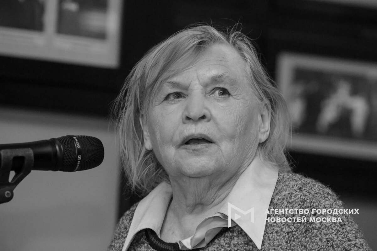 Народная артистка России Нина Гуляева скончалась на 95 м году жизни Об этом сообщает МХТ имени Чехова Нина Гуляева сыграла в десятках спектаклей в том числе Дядя Ваня Чехова Женитьба Гоголя и Дворянское гнездо по роману Тургенева Кроме того Нина Ивановна снималась в кино озвучивала фильмы и мультики Подпишись на Агентство Москва