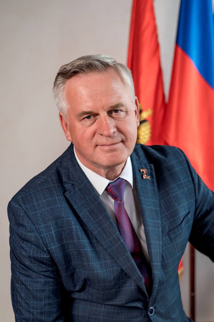 Василий Шмарин снова избран главой Оренбургского района Про Политику Сегодня состоялось заседание Совета депутатов Оренбургского района На нем избранники народа определились с главой муниципалитета По решению Совета депутатов главой района избран Василий Николаевич Шмарин Об этом сообщил глава Минрега Юрий Мироненко oren4oren