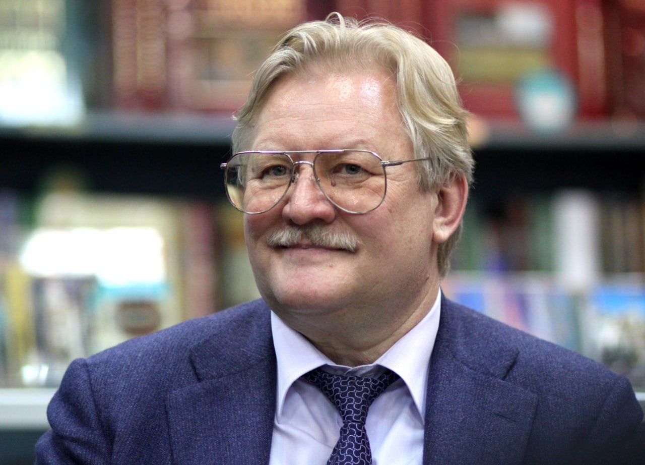 Умер кинорежиссер Юрий Кара Он скончался в возрасте 70 лет в Ялте после инфаркта, сообщают СМИ. Юрий Кара снял такие фильмы как «Мастер и Маргарита», «Королев», «Пиры Валтасара, или Ночь со Сталиным», «Воры в законе», «Завтра была война». Подробнее Фото: Dmitry Rozhkov / commons.wikimedia.org Поддержать донатом