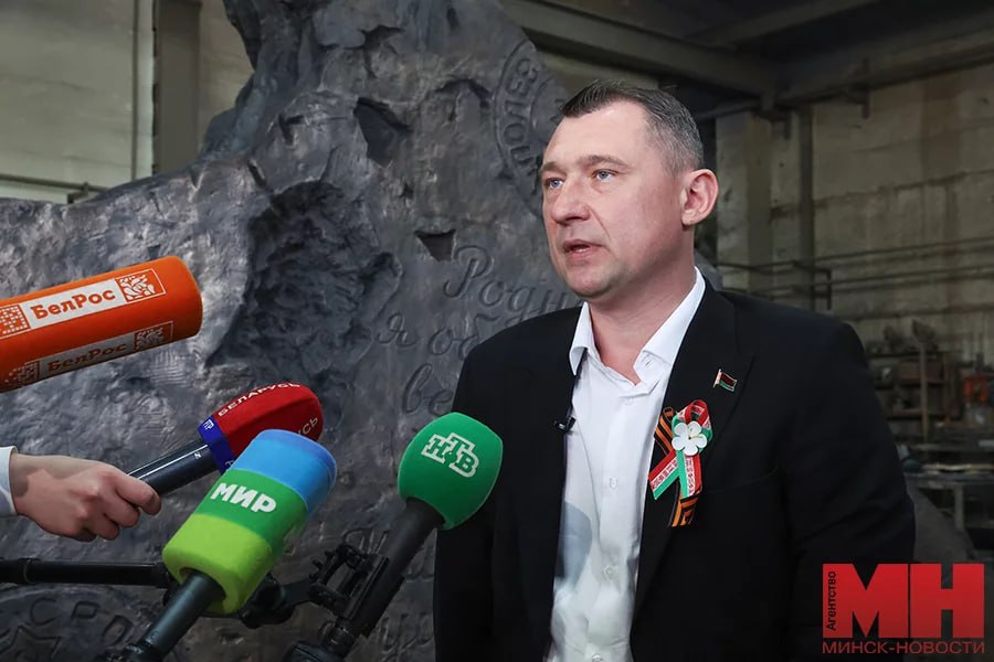 Третью скульптуру проекта «Живая память благодарных поколений» передали из Минска в Москву. Более 5 млн семей из Беларуси и России, а также главы этих государств Александр Лукашенко и Владимир Путин передали монеты для скульптуры. Директор благотворительного фонда Алексей Талай отметил, что через проект видна активность нашего гражданского общества: Мы, народы России и Беларуси, не рушим, не уничтожаем историю. Мы свято чтим и помним тех, кто сражался за Родину. #30_дней_до_Победы #80_лет_ПОБЕДЫ «Минск-Новости» MINSKNEWS.BY Telegram Viber FB VK Inst TikTok YouTube
