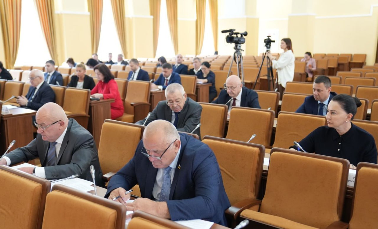 С начала года в Северной Осетии штрафы управляющих компаний за некачественную работу превысили 4 млн рублей Такое заявление на заседании Совета парламента республики сделал врио руководителя службы госжилнадзора РСО Алания Дмитрий Кабацкий Депутат Лариса Ревазова спросила о возможности привлечения каких либо иных источников финансирования деятельности УК чтобы они лучше делали свою работу Дмитрий Кабацкий сообщил что на сейчас таких механизмов нет Справочно По состоянию на 1 сентября 2025 года в республике функционируют 53 управляющие компании В регионе насчитывается 2970 многоквартирных домов из которых 942 находятся во временном управлении 877 обслуживаются управляющими компаниями Управление 350 многоквартирными домами осуществляют ТСЖ ТСН и ЖСК В 528 домах жители выбрали непосредственный способ управления 273 дома пока не определились с методом управления Подписывайтесь на нас во ВКонтакте и в Одноклассниках чтобы быть в курсе самых интересных новостей Кавказа Подписывайтесь на телеграм канал АиФ Северный Кавказ