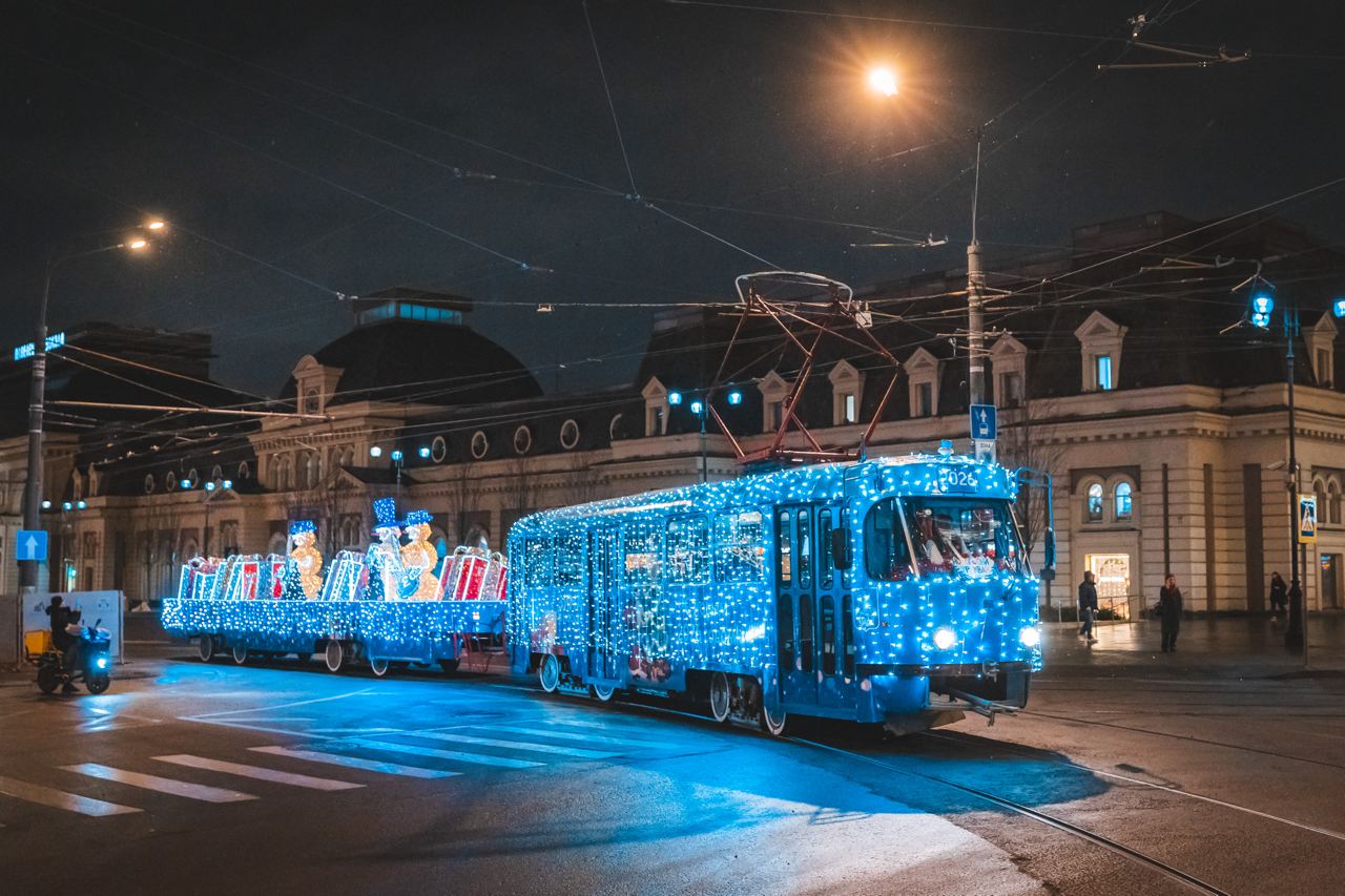 В Москве появился исторический новогодний трамвай Трамвай Татра Т3 является заслуженным символом Москвы Накануне он вышел на маршрут А который горожане называют Аннушкой он соединяет станцию МЦД Калитники с метро Чистые пруды Внешний вид трамвая адаптирован под праздничную тематику Этот коллекционный вагон помогает создавать новогоднюю атмосферу в городе По поручению мэра Москвы Сергея Собянина мы с особой бережностью относимся к истории трамвайного движения Одновременно с этим активно развиваем этот транспорт и делаем все более современным и комфортным сообщил заммэра Москвы Максим Ликсутов Праздничный трамвай курсирует по маршруту А без перевозки пассажиров Его можно увидеть на линии ежедневно в утренние часы с 7 00 до 9 00 а также вечером и ночью с 17 00 до 1 00 Несмотря на отсутствие пассажиров маршрут движения полностью соответствует обычной трассе следования трамвая А Это позволяет жителям города наблюдать исторический вагон в привычной городской среде особенно в предновогодний период Трамваи Татра Т3 были особенно популярны в СССР с 60 х по 80 е годы В столице вагоны перевозили пассажиров до 2021 года