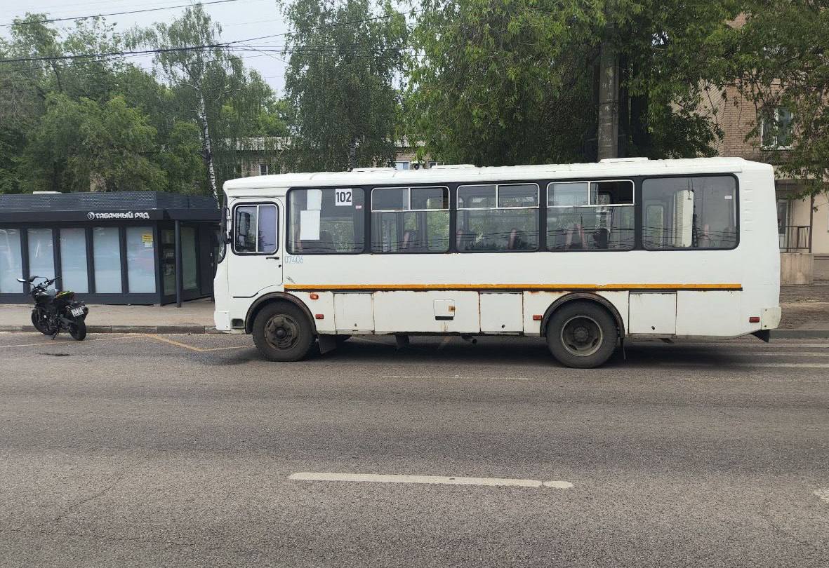 На улице 9 Января 17-летний подросток на мотоцикле сбил женщину с ребенком. После наезда на женщину водителя отбросило на стоящий на остановке автобус. Пешеходы получили телесные повреждения и были доставлены в больницу. Фото: Полиция Воронежской области Подписаться Типичный Воронеж