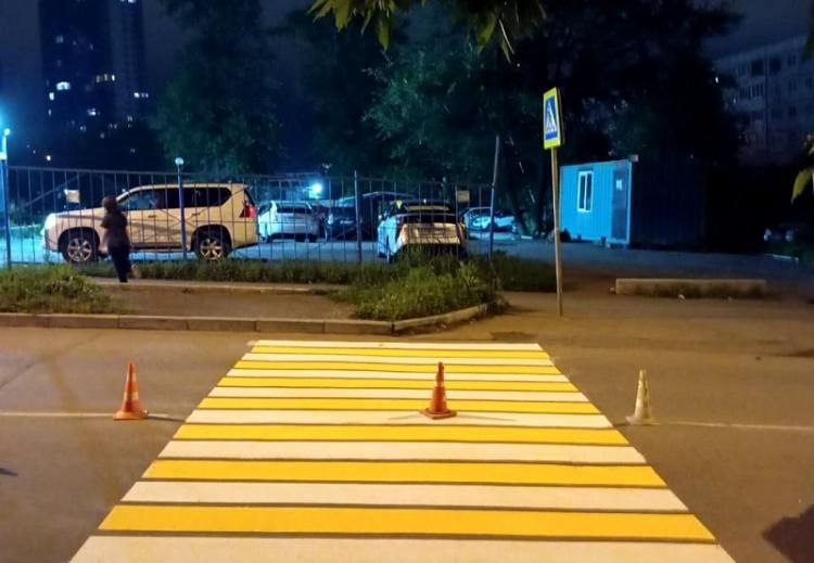 Во Владивостоке продолжаются работы по обновлению дорожной разметки. Их выполняет муниципальное предприятие «Содержание городских территорий», специалисты которого приступили к нанесению новой разметки в конце прошлого месяца. За это время было обновлено более 89 километров дорожной разметки, сообщили в администрации Владивостока. По итогам прошлой недели нанесено 16 километров сплошных и прерывистых линий на участке от проспекта 100-летия Владивостока, 150 до остановки «Санаторная». Работы проводят преимущественно по ночам.