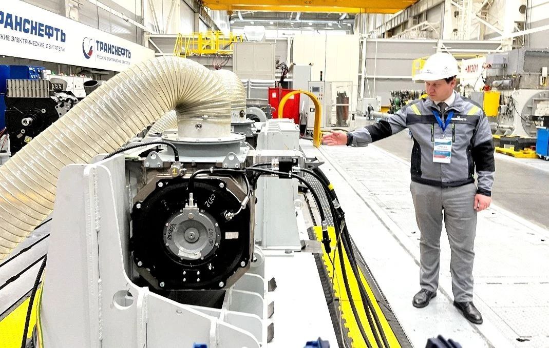 В Челябинске сегодня продемонстрировали электродвигатель которым будут оборудованы высокоскоростные поезда на трассе Москва Санкт Петербург Тяговый асинхронный двигатель изготовлен на местном заводе Русские электрические двигатели входит в холдинг Транснефть Производство освоили в сжатые сроки из отечественных комплектующих по программе импортозамещения В Транснефти отметили что новинка не уступает мировым аналогам по эксплуатационным и энергетическим характеристикам До этого двигатель благополучно прошёл испытания в том числе сверхнормативные и приёмку Поезда с ним будут курсировать со скоростью 360 километров в час а мощность 650 кВт даже больше чем у агрегата для Сапсанов