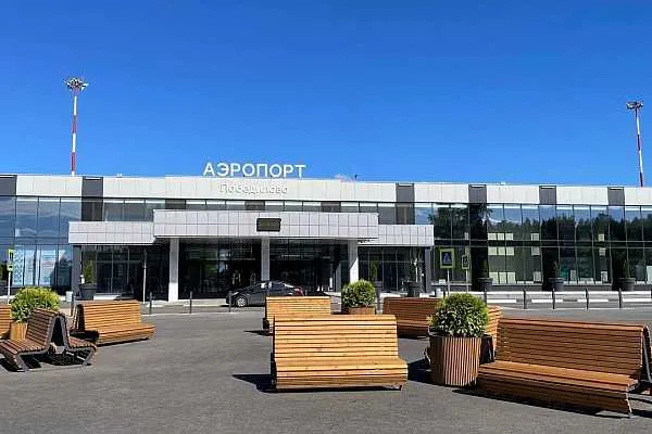 Срок возобновления полетов из аэропорта Кирова перенесли на две недели Сроки завершения планового ремонта взлетно посадочной полосы в аэропорту Победилово в Кирове перенесли на две недели из за выявленного дефекта Полеты возобновят 21 июня Об этом сообщает ТАСС со ссылкой на пресс службу правительства области Начать ремонтные работы на взлетно посадочной полосе в аэропорту Победилово в Кирове планировали с 22 апреля а завершить к 8 июня однако позднее старт работ перенесли на 4 мая из за установившейся в конце апреля холодной погоды При этом по словам исполняющего обязанности министра транспорта Кировской области Артема Драчкова подрядчики старались выполнить ремонт в кратчайшие сроки чтобы успеть завершить работы к 8 июня Полеты из аэропорта Победилово возобновятся 21 июня Средства за авиабилеты на рейсы с 8 по 20 июня вернут пассажирам в полном объеме говорится в сообщении пресс службы aviaru net n295757 Оставайся в информационном потоке подпишись на наш канал в MAX