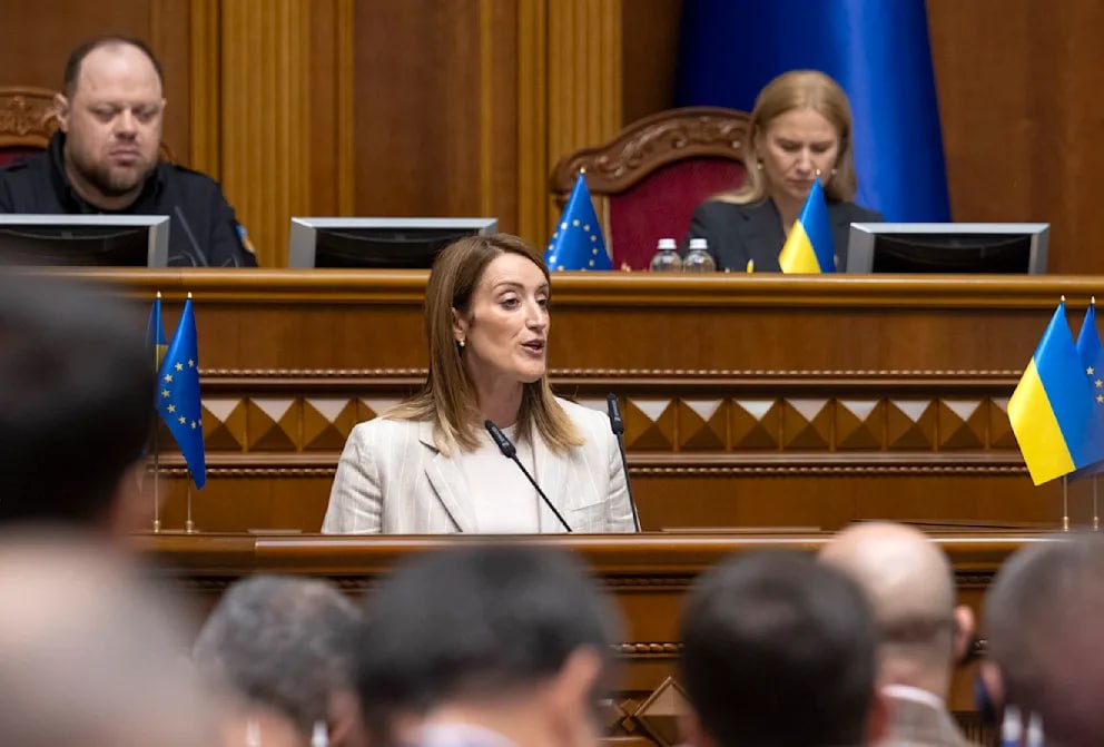 Европарламент откроет постоянное представительство в Киеве Председатель Европейского парламента Роберта Метсола заявила что в ближайшее время в Киеве начнёт работу постоянное представительство органа Это должно помочь парламенту продемонстрировать своё присутствие углубить обмен с Украиной и работать каждый день на вашей стороне Мы здесь с вами и мы останемся здесь подчеркнула Метсола в своей речи в украинском парламенте BILD Russian