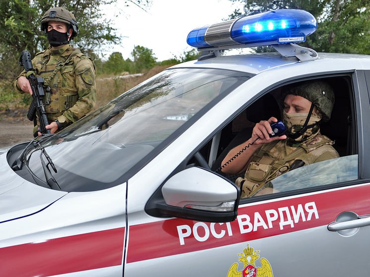Росгвардейцы оказали первую помощь выпавшей из окна жительнице Мелитополя В Запорожской области сотрудники Росгвардии оказали первую помощь выпавшей из окна молодой девушке. Происшествие случилось в Мелитополе. Из окна четвертого этажа одной из многоэтажек города выпала 19-летняя девушка. Росгвардейцы оказали пострадавшей первую помощь и вызвали скорую помощь. Местная жительница с травмами была доставлена в медицинское учреждение. Благодаря своевременным и грамотным действиям сотрудников Росгвардии местной жительнице удалось избежать более тяжких последствий для здоровья. Новый Мелитополь подпишись