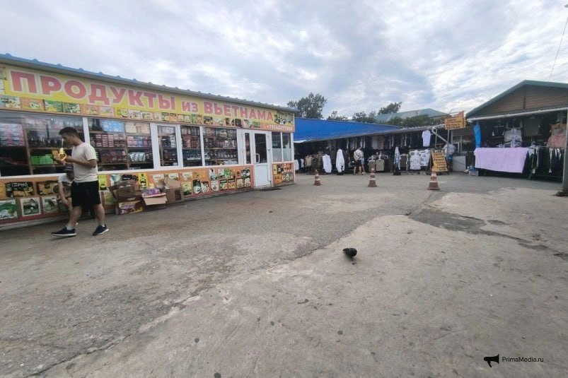 Суд постановил снести мясной павильон на Спортивном рынке Владивостока Арбитражный суд Приморского края удовлетворил иск администрации Владивостока и признал мясной павильон на Спортивном рынке самовольной постройкой Здание подлежит сносу за счет собственника а земельный участок освобождению Суд установил что объект на улице Фадеева является объектом капитального строительства возведенным на земельном участке без получения необходимых разрешений Назначением участка была организация розничной торговли что не предполагало капитального строительства Данные выводы подтверждены судебной строительно технической экспертизой Решение суда на данный момент не вступило в законную силу Собственник павильона ООО Буше вправе подать апелляционную жалобу PrimaMedia в подпишись 18