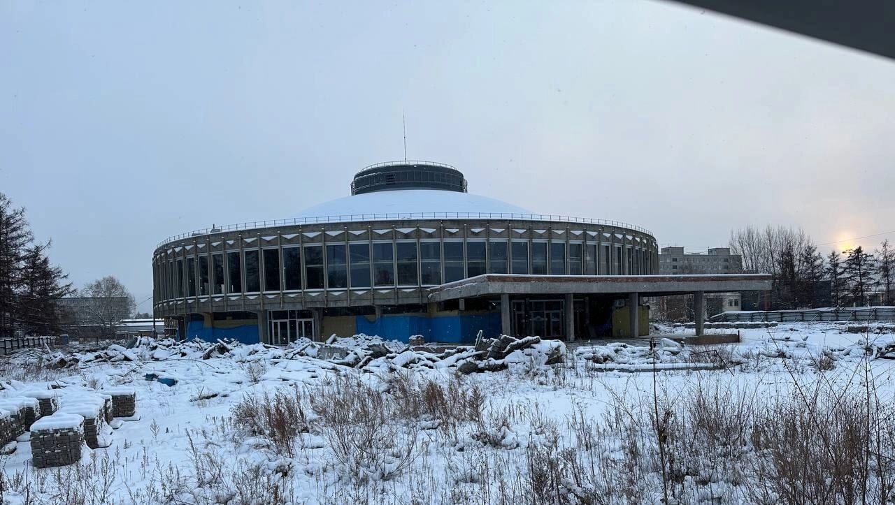 На реконструкцию цирка в Красноярске выделили три миллиарда рублей Об этом рассказал замдиректора цирка Дмитрий Тихонов во время сессии горсовета Подготовка проектной документации начнется в 2026 м году а закончить реконструкцию планируют к 2028 году Напомним здание закрыли на капремонт еще в 2019 году с тех пор работы приостанавливали и переносили Оставить обращение Мы в MAX