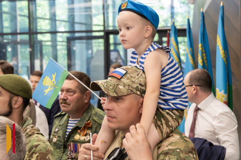 В Воронеже в парке Победы открылся музей истории Воздушно-десантных войск.   Здесь не только выставки, но и интерактивные VR-тренажеры — возможность попробовать себя в виртуальном прыжке с парашютом или пострелять на симуляторе.   На открытии были губернатор области Александр Гусев и заместитель председателя Госдумы Алексей Гордеев.   Александр Гусев отметил, что музей — это дань уважения историческому моменту, когда 95 лет назад в Воронеже приземлились первые военные парашютисты.   Алексей Гордеев обратил внимание на то, что музей должен стать патриотическим центром для молодежи и всех россиян, напоминая о важности истории десантных войск.   Открытие музея — это не только про увековечение истории Воздушно-десантных войск, но и про создание места, где молодое поколение сможет узнать о героизме и патриотизме. Уверены, что музей станет важным центром притяжения для воронежцев и гостей города, где каждый сможет почувствовать гордость за свою страну и ее историю.