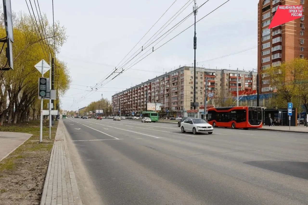 Продолжается масштабный ремонт одной из главных магистралей города улицы Братьев Кашириных   На участке от Чичерина до Молодогвардейцев в обоих направлениях уже ведется   замена бордюров   формирование технических тротуаров   подъем колодцев   капремонт и модернизация сетей ливневой канализации Вдоль тротуаров устанавливают отдельные опоры освещения которые будут подключены летом и сделают прогулки комфортнее и безопаснее   С улицы исчезнут платные стоянки их исключили из Схемы размещения в связи с благоустройством Вместо них появятся широкие прогулочные аллеи и парковки вдоль дороги   Общественный транспорт будет курсировать по выделенной полосе в обоих направлениях До конца апреля подрядчик должен устранить 120 замечаний выявленных специальной комиссией сразу после выхода из зимы Речь идет об участке первого этапа от Северо Крымской до Молодогвардейцев   Также в проект внесли дополнительные дорожки для пешеходов примыкания к существующим проездам и обустройство занижений Все они находятся вблизи жилых домов или магазинов и необходимы для комфортного передвижения   Работы ведутся в рамках нацпроекта Инфраструктура для жизни и завершатся до 20 августа Источник Администрация города Челябинска Фото Алексей Тимошенко Нацпроекты74 ИнфраструктураДляЖизни ЧелябинскаяОбласть   Подписывайтесь на канал Нацпроекты74