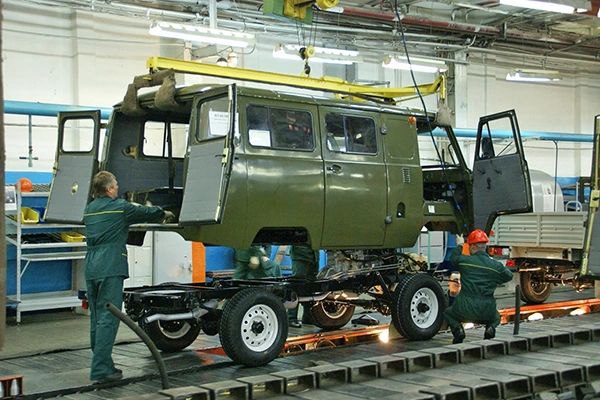 Автопром России назван худшей отраслью страны Согласно исследованию Центра стратегических разработок российский автопром переживает не временный спад а глубокий структурный кризис В октябре 2025 года падение производства в отрасли достигло 38 4 это худший показатель среди всех отраслей промышленности Ключевые цифры кризиса По легковушкам производство снизилось на 9 6 продажи на 17 8 за 11 месяцев Продажи Lada рухнули на четверть Грузовики упали на 32 Продажи тяжёлой техники в целом обвалились на 56 Прибыль автомобильного сектора сократилась в 3 раза рентабельность составляет всего 1 2 КамАЗ показал чистый убыток в 29 1 млрд рублей Эксперты ожидают что без смягчения денежно кредитной политики и точечной господдержки отрасль навсегда останется технологически отсталой и зависимой от импорта Кризис грозит занятости в моногородах Тольятти Набережные Челны и тысячам смежных предприятий