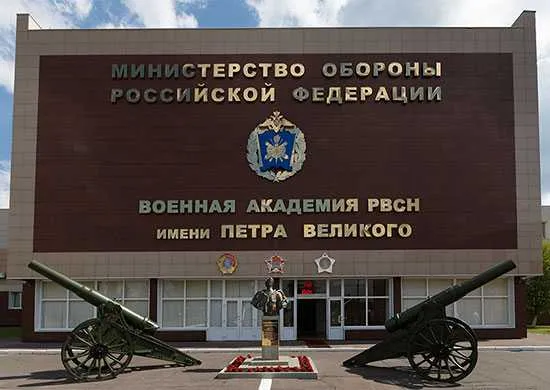 В России придумали систему для увеличения дальности полета FPV дронов Систему сброса израсходованных аккумуляторов позволяющую увеличить дальность полета дронов камикадзе разработали в Военной академии РВСН им Петра Великого Об этом сообщает ТАСС Разработанная система сброса элементов электропитания ударного БПЛА одноразового использования обеспечивает последовательный сброс ХИТ химических источников тока прим ТАСС израсходовавших свой заряд что последовательно снижает общую массу БПЛА и увеличивает продолжительность полета на оставшихся источниках питания говорится в описании изобретения к патенту На представленной в описании к изобретению схеме изображены три закрепленных на дроне аккумулятора Предполагается что они включаются в работу последовательно aviaru net n294358 Оставайся в информационном потоке подпишись на наш канал в MAX