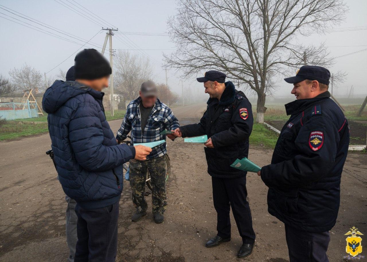 В Геническом округе Херсонской области правоохранители провели комплекс оперативно профилактических мероприятий В ходе акций выявили два случая ненадлежащего исполнения родительских обязанностей а также информацию о незаконной продаже немаркированной табачной продукции Участковые полицейские провели беседы с жителями о дистанционных мошенничествах и способах защиты от них Кроме того был установлен гражданин Узбекистана нарушивший миграционное законодательство и ему назначен штраф Мероприятия продолжаются в рамках программы Чистое поколение 2025 и затрагивают все муниципальные округа региона