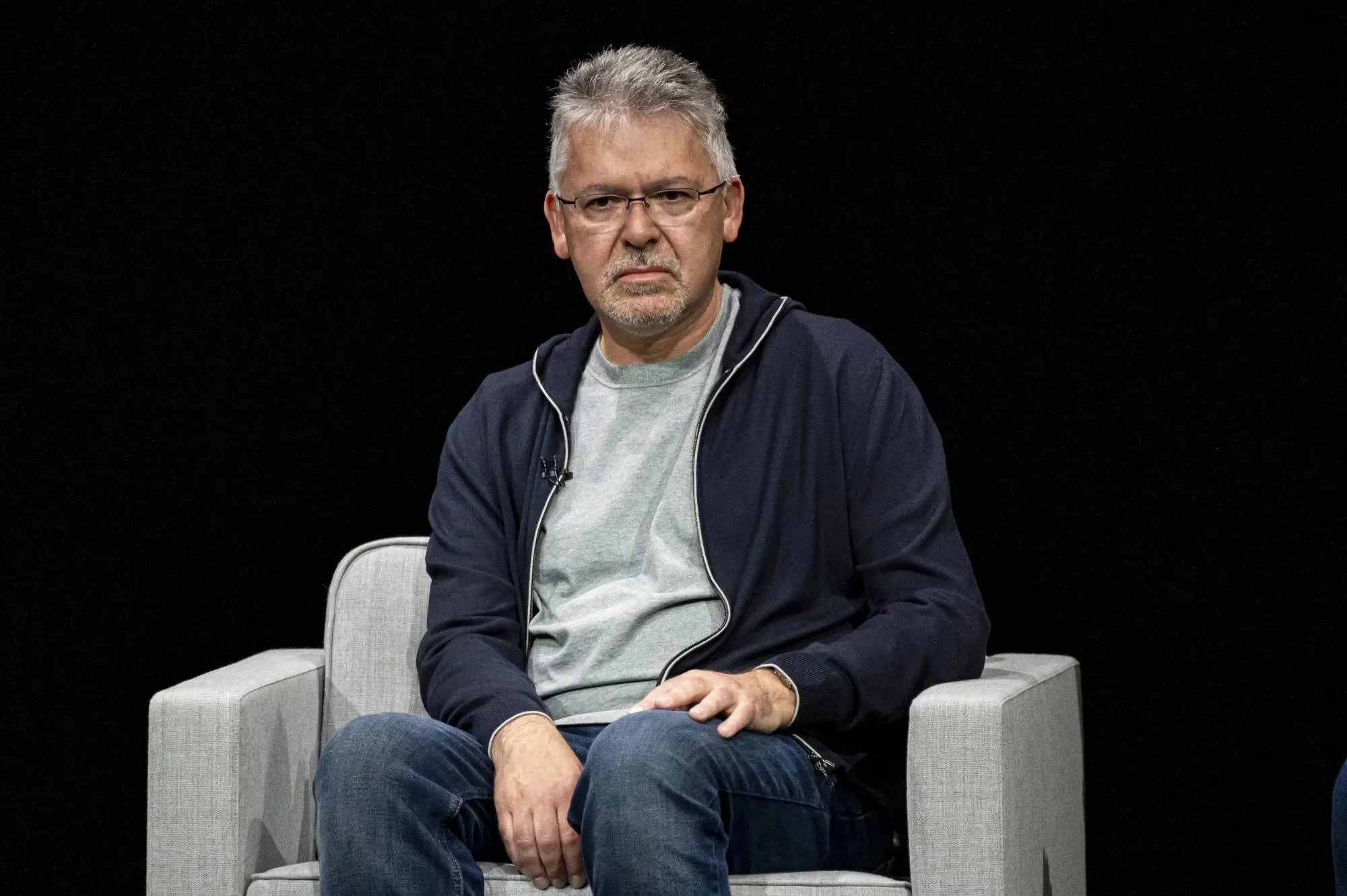 Из Apple уходит бывший глава ИИ направления Джон Джаннандреа ранее руководивший разработкой искусственного интеллекта в Apple покинет компанию на этой неделе к моменту окончательного начисления его акций Фактически его уход растянулся почти на год В марте 2025 года Apple резко сократила его полномочия после неудачного запуска Apple Intelligence и задержек с обновлением Siri он лишился контроля над ключевыми ИИ направлениями включая Siri и робототехнику В конце года компания официально объявила что он уйдёт в 2026 м С тех пор Джаннандреа оставался в роли советника и числился в штате до момента окончательного получения акций Его оставшиеся задачи фундаментальные модели тестирование ИИ и другие направления распределили между Крейгом Федериги Эдди Кью и Сабихом Ханом Джаннандреа пришёл в Apple из Google в 2018 году По данным источников он не планирует искать новое место в штате другой IT компании вместо этого он займёт места в советах директоров корпораций и будет проводить консультации для стартапов Аналитик Bloomberg Марк Гурман дал более широкую оценку тому почему пребывание Джаннандреа на посту руководителя не принесло результатов заодно опровергнув слухи о том что Кук просто испытывает трудности с привлечением сотрудников со стороны Правда в том что руководство Apple управляется как небольшой семейный бизнес с небольшим количеством лиц принимающих решения И если вы не входите в ближайшее окружение а попасть туда практически невозможно у вас просто не будет достаточно полномочий чтобы добиться реальных изменений в компании