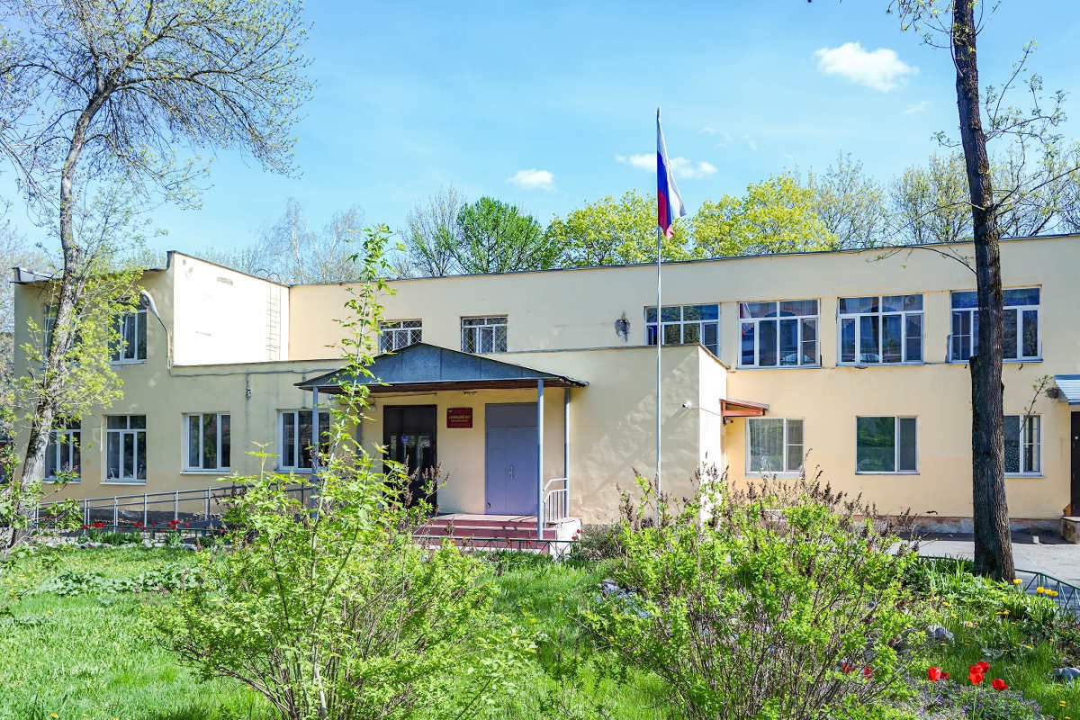 Ремонт здания начальной школы гимназии №2 в Вологде завершен более чем на 50% Ремонтные работы в гимназии №2 ведутся в рамках губернаторского проекта «Стратегия 2.0» под руководством Георгия Филимонова. Подрядчики обновляют кровлю, окна и фасад здания, чтобы создать комфортные условия для учеников и педагогов. Ремонт планируется завершить к концу августа. В следующем году благоустроят прилегающую территорию.