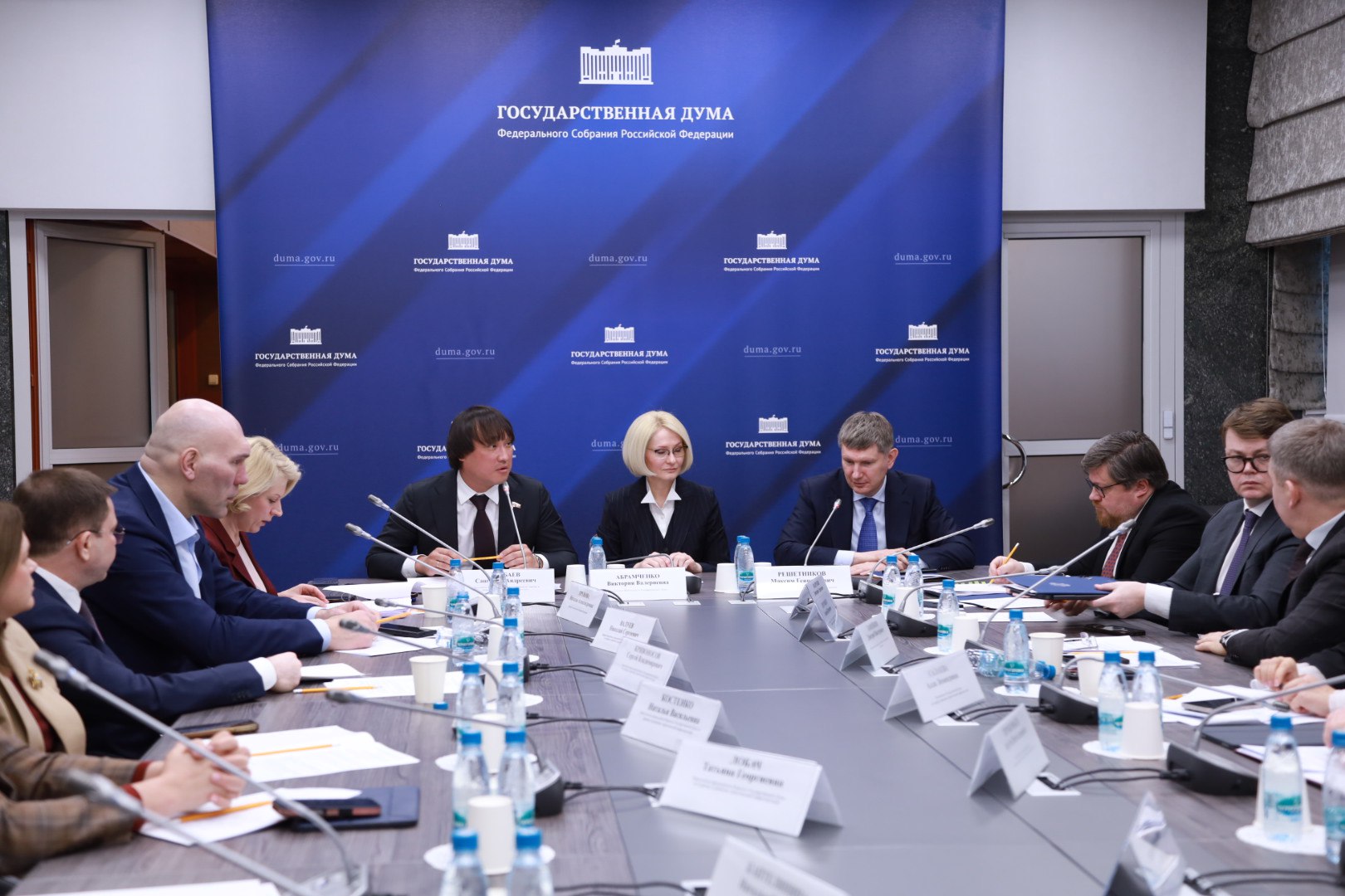 Итоги расширенного заседания Комитета по туризму и развитию туристической инфраструктуры с участием Министра экономического развития РФ и Заместителя Председателя ГД В рамках подготовки к ежегодному отчёту Правительства о своей работе в ГД проходят встречи министров с профильными комитетами Министр экономического развития Максим Решетников ответил на вопросы депутатов представляющих Комитет по туризму Главный итог 2025 года количество туристических поездок по итогам прошлого года выросло на 4 Текущие результаты Правительственной программы льготного кредитования в программе участвуют 65 регионов от Северного Кавказа до Сахалина за время существования единой субсидии с 2021 года с ее помощью в эксплуатацию введено 36 гостиниц на 8 1 тыс номеров 8 отелей на 4 тыс номеров введено в эксплуатацию в 2025 году 100 средств размещения на 23 тыс номеров в стадии строительства 208 средств размещения на 42 тысячи номеров в стадии проектирования Туристический налог предлагается рассмотреть возможность установления его целевого назначения Если сами регионы не готовы деньги от турналога направлять на развитие туризма тогда логично было бы ставить вопрос о целесообразности распределения единой субсидии на туристические проекты таких регионов Гостевые дома их легализация согласно федеральному закону 127 ФЗ предполагает оказание услуг гостевого дома физическими лицами без образования юрлица с оплатой коммунальных платежей по индивидуальным тарифам Минэк намерен еще раз поднять вопрос тарифов для гостевых домов на совещании с заинтересованными ведомствами Эти и другие темы являются актуальными и работа по ним будет продолжена и после отчета Правительства в рамках диалога с регулятором отрасли по ссылке Tarbaev Sangadji