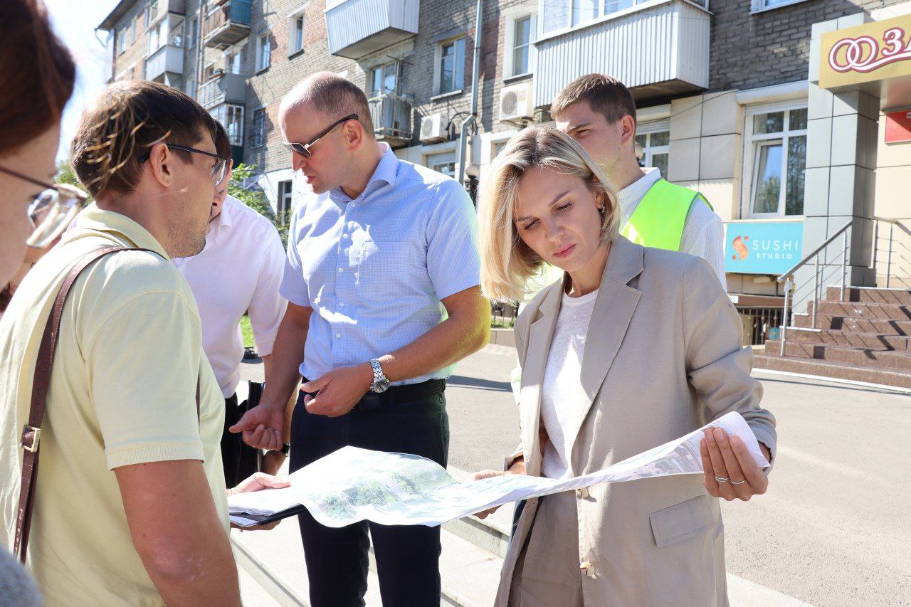 В следующем году запланирован капитальный ремонт дороги по ул. Розы Люксембург на участке от 5-го Советского до 13-Советского переулков. Работы будут проведены в рамках национального проекта «Инфраструктура для жизни». Объект масштабный, серьезный и требует тщательной проработки. Сегодня совместно с проектировщиками, специалистами администрации Ленинского округа города, коллегами-депутатами осмотрели дорогу, обсудили детали благоустройства. В планах расширение проезжей части, обустройство тротуаров, остановочных пунктов, монтаж освещения. Внесли свои предложения подрядчику. Важно, чтобы для жителей были созданы максимально комфортные условия.