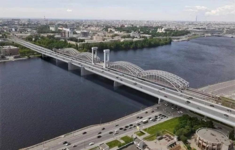 В Петербурге согласовали новый разводной мост через Неву. Он появится в составе Широтной магистрали.  Его высота — от 9,8 до 10,3 метров. Примерно такой же подмостовой габарит у находящегося рядом Финляндского моста.