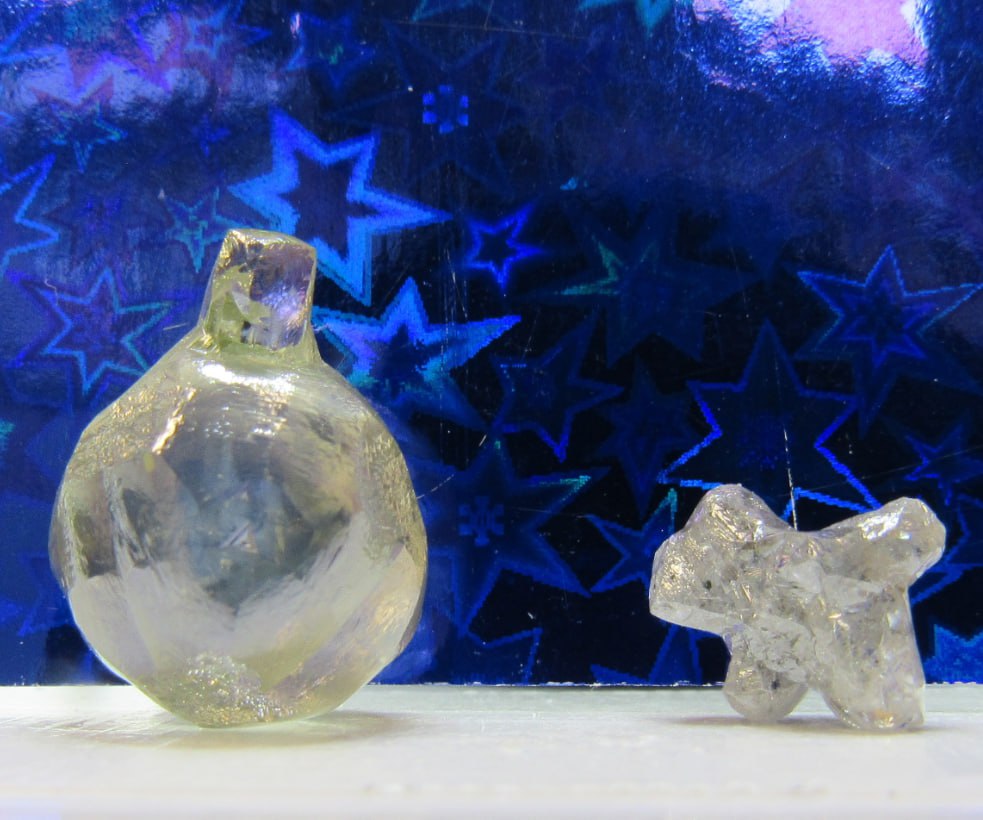 Алроса нашла елочную игрушку и щенка под Архангельском Прямо под Новый год алмазодобытчики обогатительной фабрики Севералмаза входит в состав АЛРОСА извлекли сразу два алмаза необычной формы настоящие драгоценные ёлочные игрушки Первый алмаз весом чуть больше 17 карат формой напоминает елочный шар а второй кристалл весом 2 7 карата милого щенка     smartlab news i 174426 ALRS