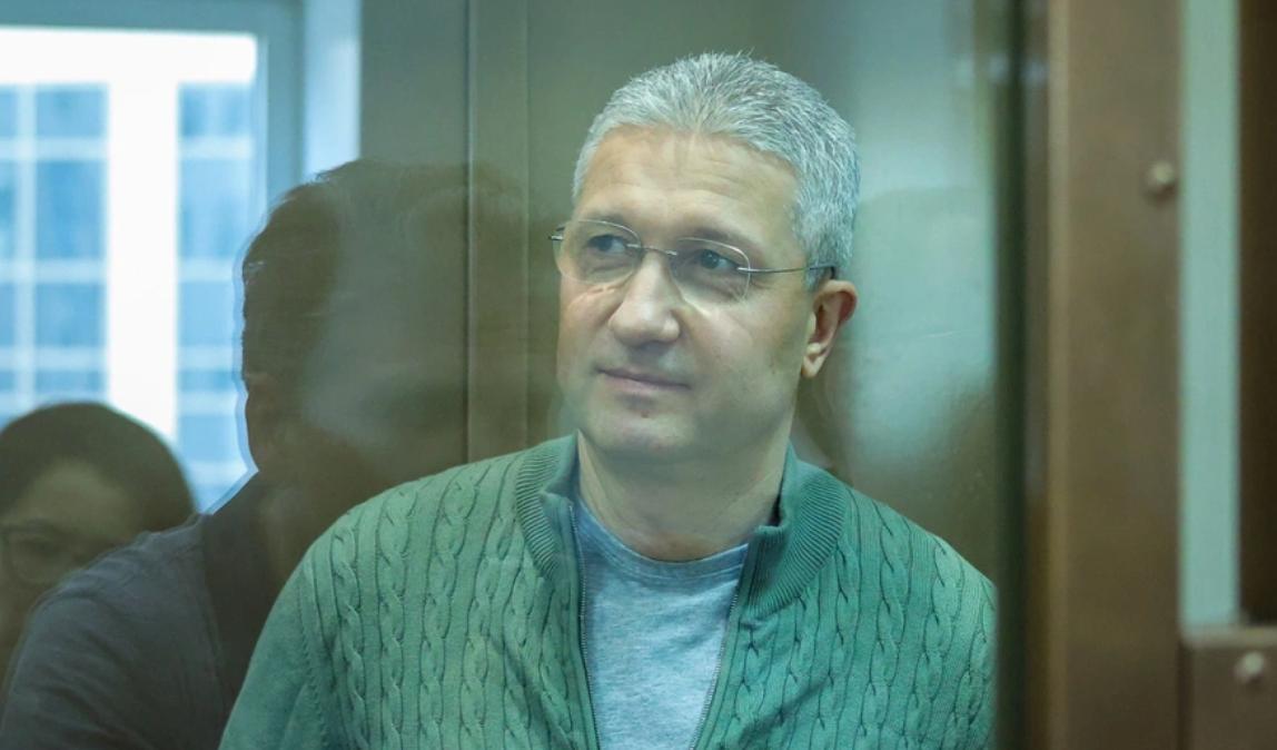 Суд вернул Тимуру Иванову изъятый дом с участком В остальном решение по иску об изъятии имущества стоимостью более 1 2 миллиарда рублей признали законным Заседание прошло в закрытом режиме слушателей не пустили даже на оглашение По делу о растрате экс замминистра обороны в 2025 м был приговорен к 13 годам колонии и штрафу в 100 миллионов рублей