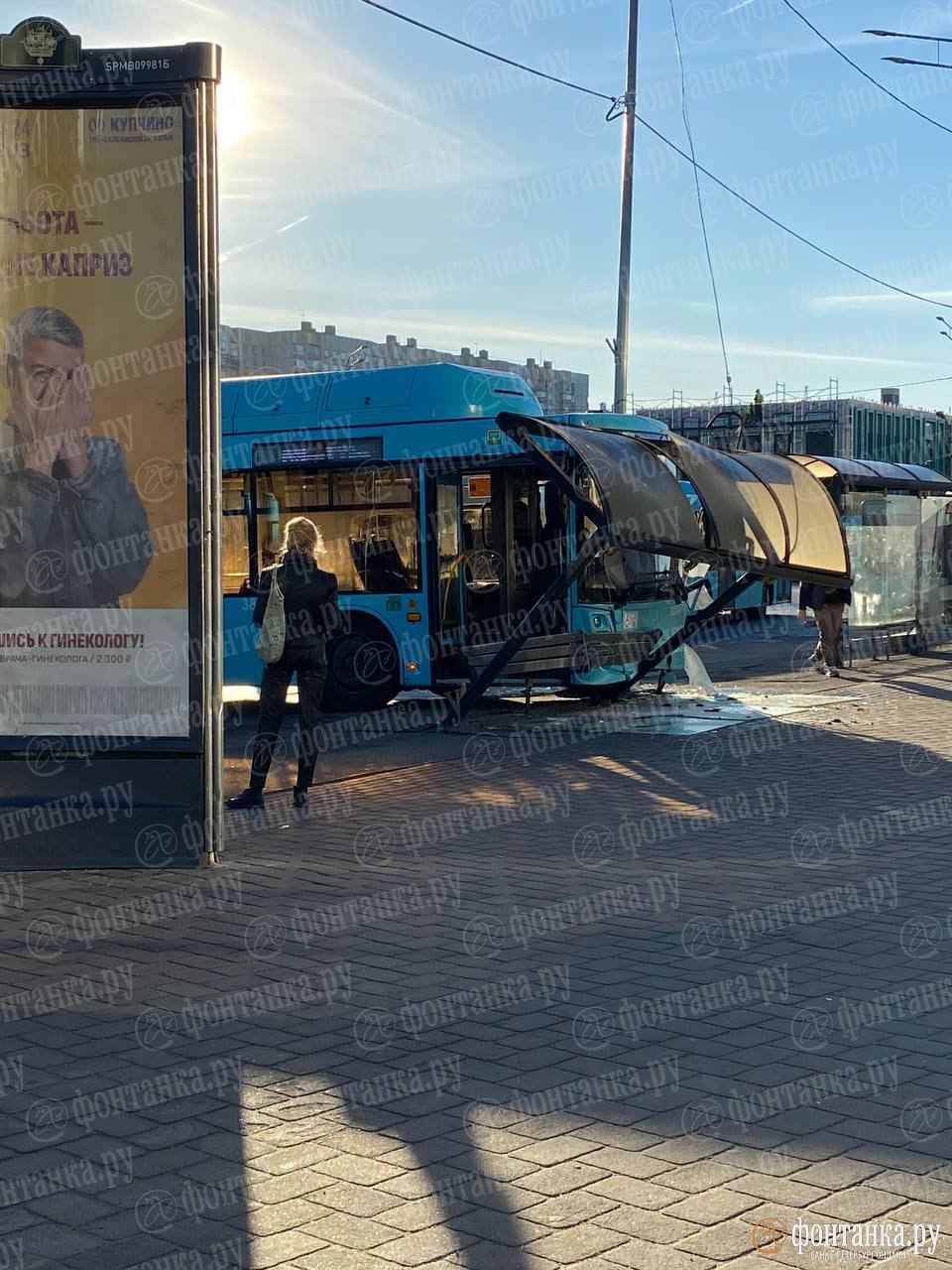 Автобус влетел в остановку у станции метро Купчино Признаков того что там были люди и пострадавшие не заметила рассказал наш читатель fontankaspb