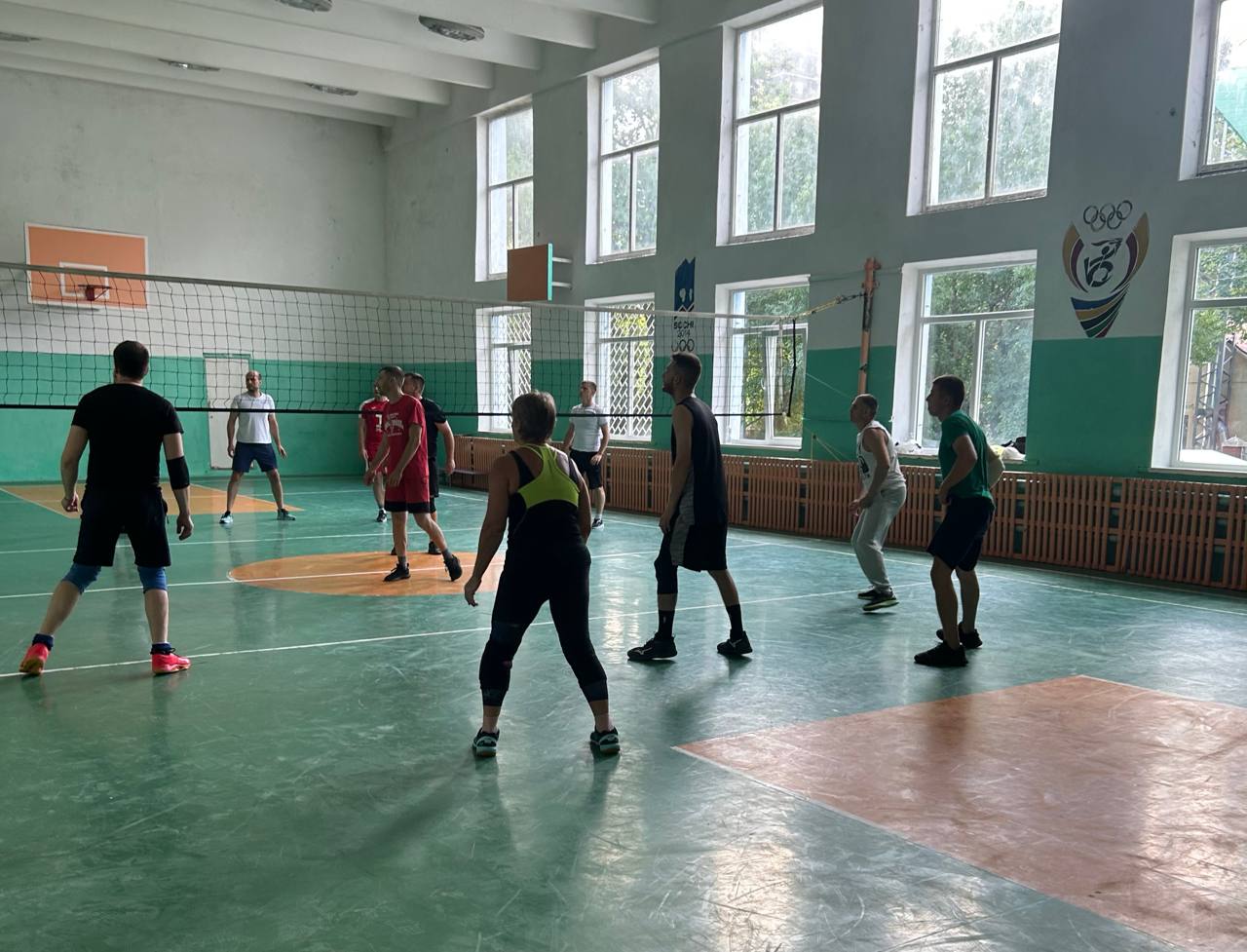 Насыщенную спортивную программу ко Дню металлурга организовали в Рыбнице. Эстафеты, волейбол и баскетбол, шахматы и дартс, перетягивание каната и армрестлинг – развлечения есть и для взрослых, и для детей.