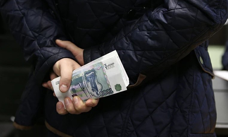 Перед судом Москвы предстанут бывшие студенты за дачу взятки замдиректору вуза  В Тверской районный суд Москвы направлены дела бывших студентов одного из вузов столицы. Фигуранты предстанут перед судом за дачу взятки заместителю директора Юридического института ФГАОУ ВО Российский университет транспорта  МИИТ . Об этом сообщает Московская межрегиональная транспортная прокуратура.  По версии следствия, студенты через посредника передавали замдиректору института по учебно-методической работе взятки за якобы сдачу экзаменов и…