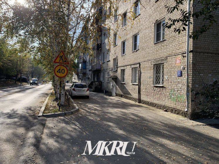 Ситуация с аварийным жильем в Забайкальском крае На сегодняшний день 40% многоквартирных домов в Забайкальском крае признаны аварийными. Несмотря на усилия, за последние шесть лет удалось переселить лишь 45% от запланированного числа граждан. Более 26 тысяч человек продолжают жить в 2,5 тысячах аварийных зданиях, а из уже расселенных домов 77 все еще остаются не снесенными. Для решения этой проблемы требуется дополнительное финансирование в размере около 10 миллиардов рублей. Об этом сообщает телеграм-канал прокуратуры Забайкалья. Источник: мк в Чите -75, Чита Отправь контент, а мы опубликуем